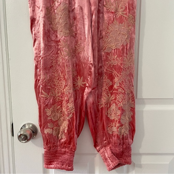 ANTHROPOLOGIE Rosie Bohemian Velvet Floral Embroidered Jogger in Pink - Picture 8 of 14